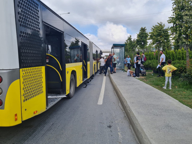 İstanbul'da feci kaza! Kamyondan düşen demirler İETT otobüsüne saplandı yaralılar var - Resim: 2