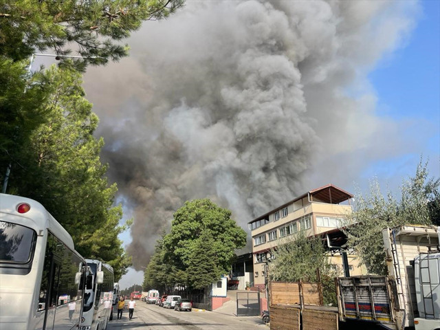 Uşak organize sanayide iplik fabrikasında yangın! Alevler 7 saat sonra kontrol altında - Resim: 3