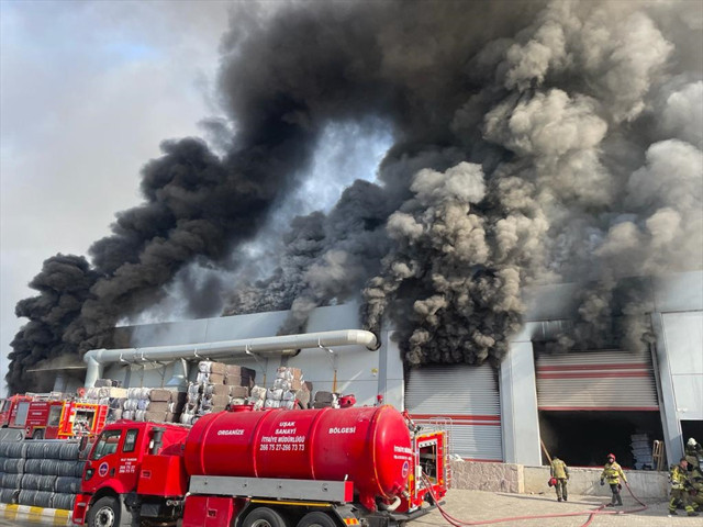 Uşak organize sanayide iplik fabrikasında yangın! Alevler 7 saat sonra kontrol altında - Resim: 1