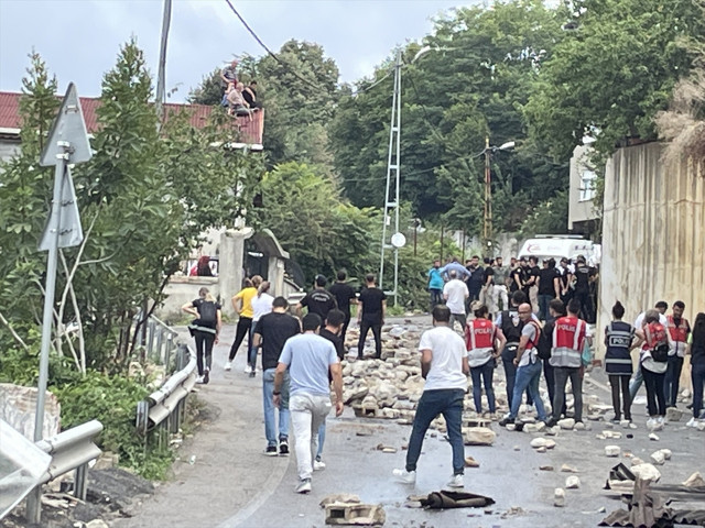 Beykoz'da yıkım gerginliği! Çatıya çıktılar, kendilerini içeriye kilitlediler - Resim: 1
