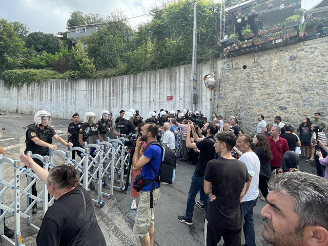 Beykoz'da yıkım gerginliği! Çatıya çıktılar, kendilerini içeriye kilitlediler - Resim: 0