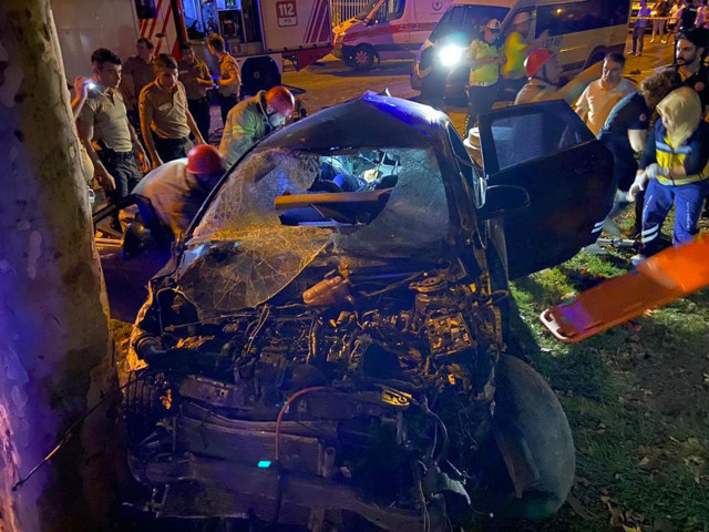 Esenler'de feci kaza bariyerleri aştı ağaca çarptı 5 ölü, 1 ağır yaralı - Resim: 0