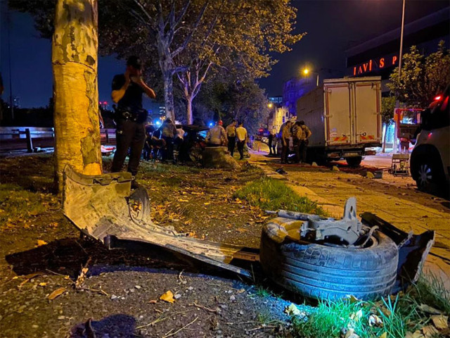 Esenler'de feci kaza bariyerleri aştı ağaca çarptı 5 ölü, 1 ağır yaralı - Resim: 1