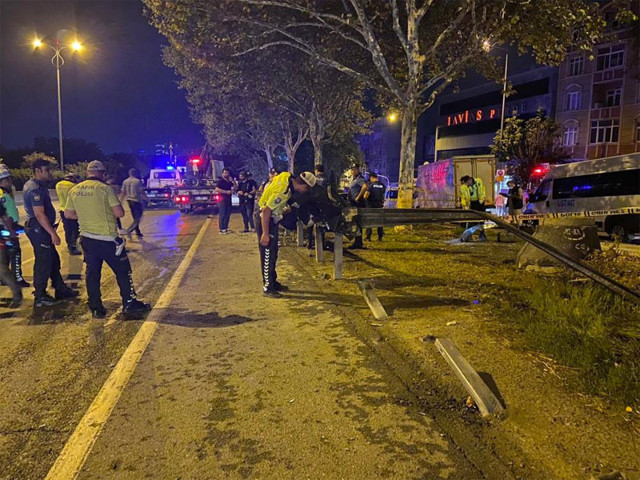 Esenler'de feci kaza bariyerleri aştı ağaca çarptı 5 ölü, 1 ağır yaralı - Resim: 2