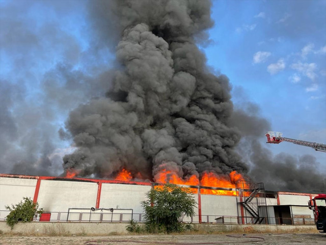 Aynı yerde ikinci kez yangın! Uşak'ta iplik fabrikasını alevler sardı itfaiye müdahale ediyor - Resim: 1
