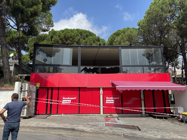 Üsküdar'da iş yerinin ikinci katında çökme! Kanlar içinde hastaneye kaldırıldı - Resim: 0