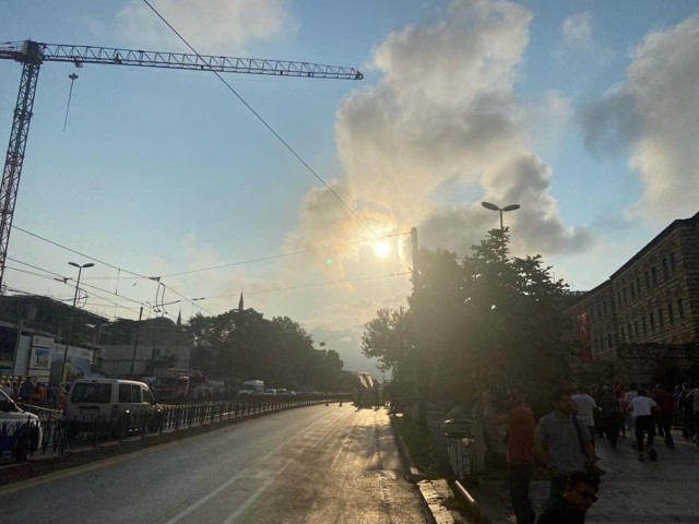 Vincin üzerinde intihara kalkıştı! Tramvay seferleri durdu vatandaşlar 'atla atla' diye bağırdı - Resim: 0