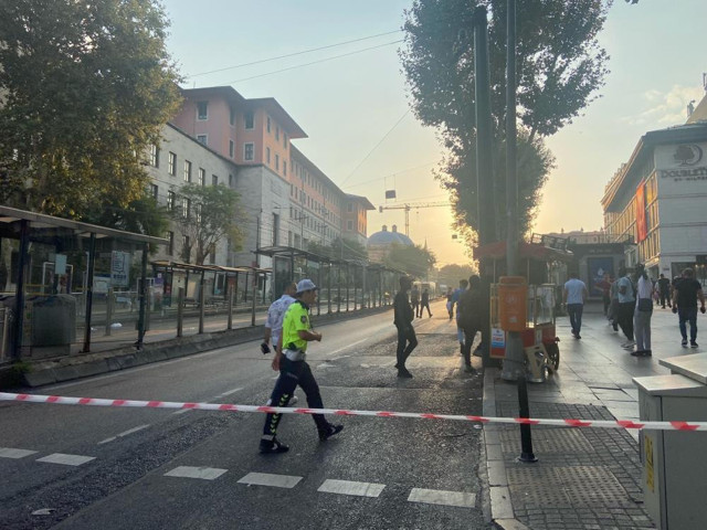 Vincin üzerinde intihara kalkıştı! Tramvay seferleri durdu vatandaşlar 'atla atla' diye bağırdı - Resim: 2