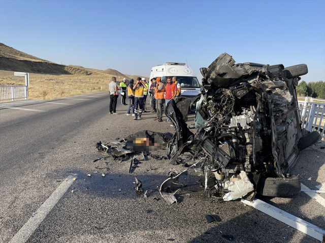 Yozgat'ta korkunç kaza! Hurdaya dönen otomobil 3 kişiye mezar oldu - Resim: 1