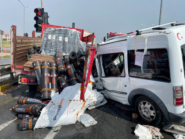 Büyükçekmece'de kamyonete çarpan aracın sürücüsü öldü - Resim: 0