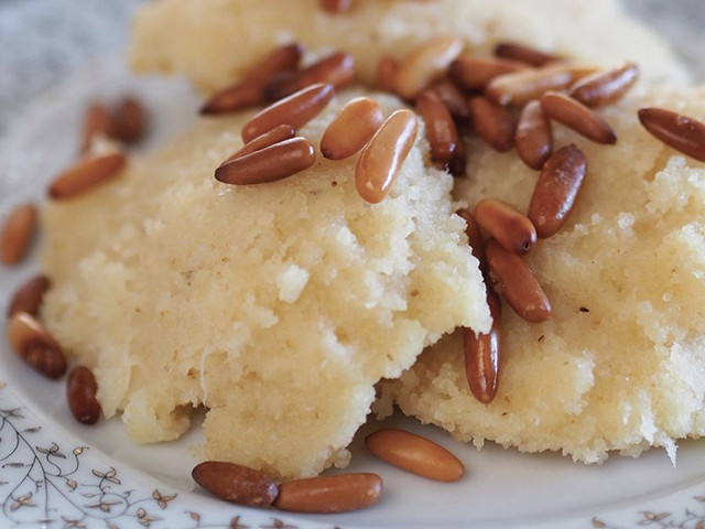 10 dakikaya geliyorum diyen kaynananızın damağını şenlendirecek peynirli irmik helvası tarifi - Resim: 0