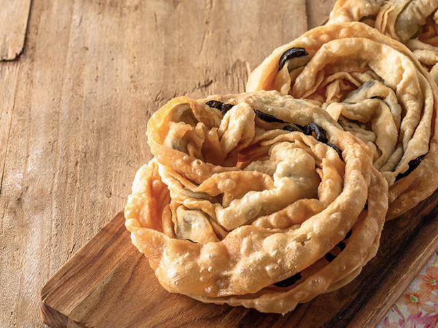 Kokusuyla tüm aileyi masaya toplayacak kolay dolama börek tarifi haftasonuna yapın! - Resim: 1