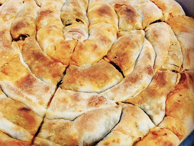 Kokusuyla tüm aileyi masaya toplayacak kolay dolama börek tarifi haftasonuna yapın! - Resim: 2