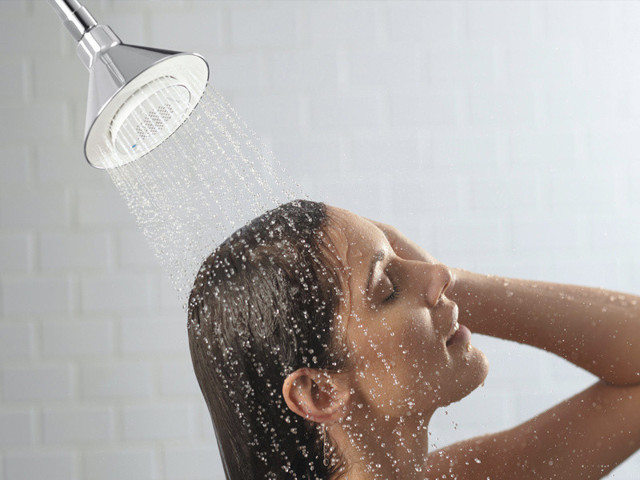 Ayakta duş alıyorsanız aman dikkat farkına varmadan kel kalabilirsiniz! - Resim: 0