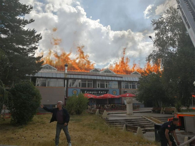 Erzurum Atatürk Üniversitesi'nde yangın alevler gökyüzünü sardı - Resim: 0