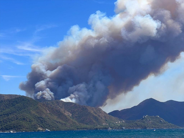 Marmaris'te orman yangını çıktı! Rüzgar kötü etkiyor alevler büyüyor - Resim: 1