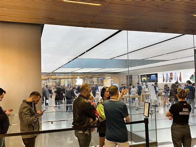 57 bin TL’lik cep telefonunu almak için kuyruğa girdiler - Resim: 0