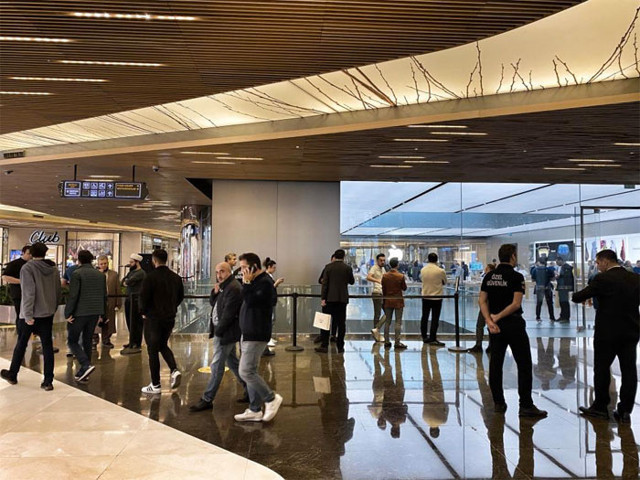 57 bin TL’lik cep telefonunu almak için kuyruğa girdiler - Resim: 1