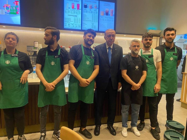 Erdoğan'dan sürpriz ziyaret! Hastane personeli ile bir araya geldi - Resim: 0