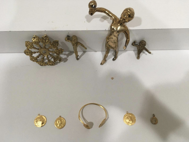 İstanbul’da film gibi olay! Define avcıları sikkeleri paylaşamayınca yakalandı - Resim: 0