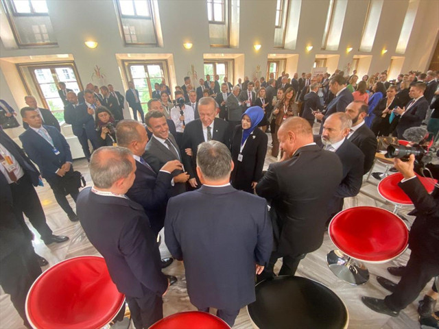 Avrupa Siyasi Topluluğu Zirvesi! Cumhurbaşkanı Erdoğan, Ermenistan Başbakanı Paşinyan ile görüştü - Resim: 1