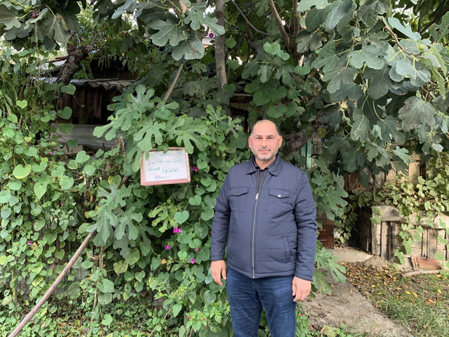 Bahçesinde bulunan ağaçlara astı! Bakın kağıda ne yazdı - Resim: 0