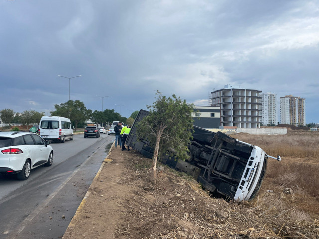 Antalya'da midibüsler devrildi! İki ayrı kazada ölü ve yaralılar var - Resim: 1