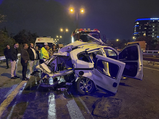 İstanbul'da korkunç kaza! Otomobilin haline bakın ölü ve yaralılar var - Resim: 0