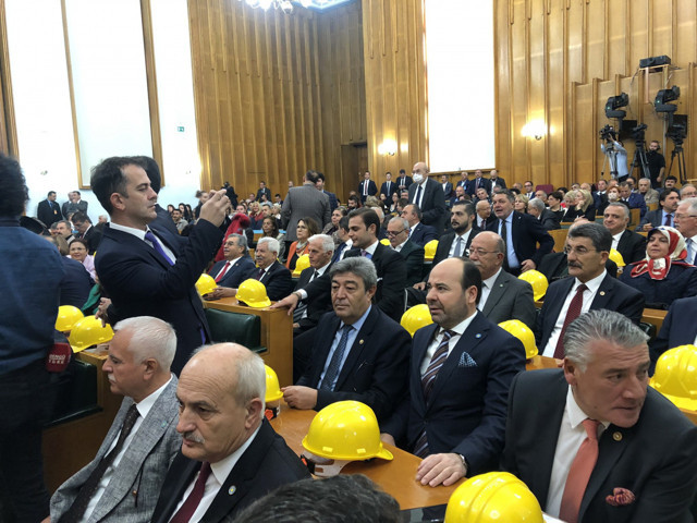 Meral Akşener kürsüye baretle çıktı! Cumhurbaşkanı Erdoğan'a 'terbiyesiz' dedi - Resim: 0