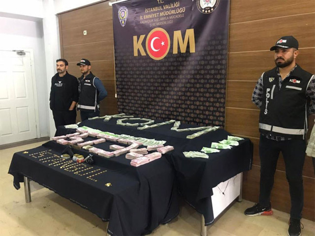 FETÖ kasası açıldı deste yüklü paralar sergilendi boya kutularında milyonlar çıktı - Resim: 2