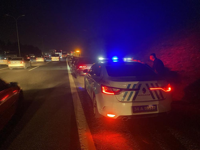 TEM’de 6 araç birbirine girdi: Yaralılar var - Resim: 1