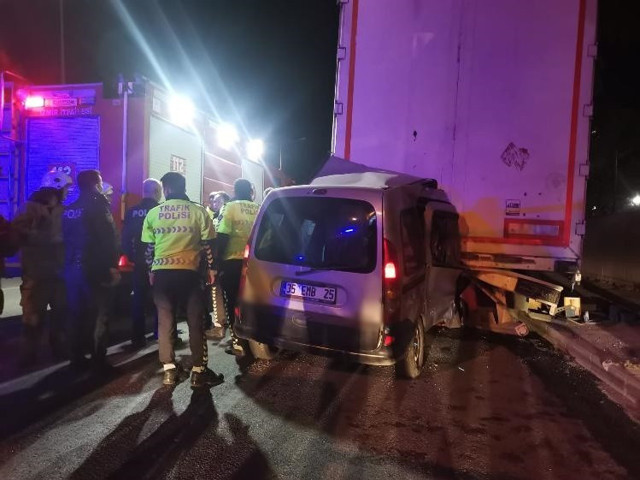 İzmir'de dehşete düşüren kaza! Tıra ok gibi saplanan araçta ölüm kaçınılmaz oldu - Resim: 0