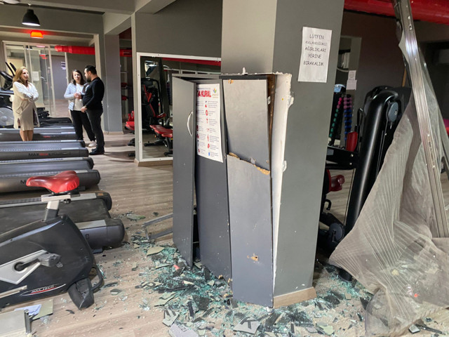 Fren yerine gaza bastı gözünü spor salonunda açtı - Resim: 0