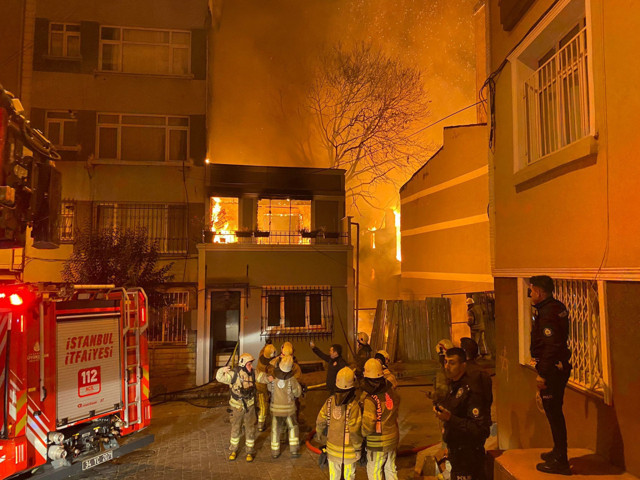İstanbul'da yangın! Metruk binada başladı 5 binaya sıçradı - Resim: 1