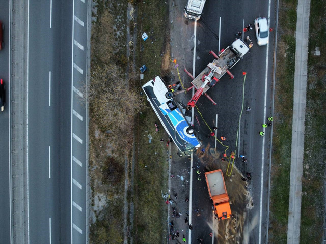 Kahreden haber: TEM Otoyolu'nda yolcu otobüsü devrildi! Ölü ve yaralılar var - Resim: 2