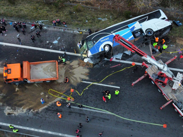 Kahreden haber: TEM Otoyolu'nda yolcu otobüsü devrildi! Ölü ve yaralılar var - Resim: 3