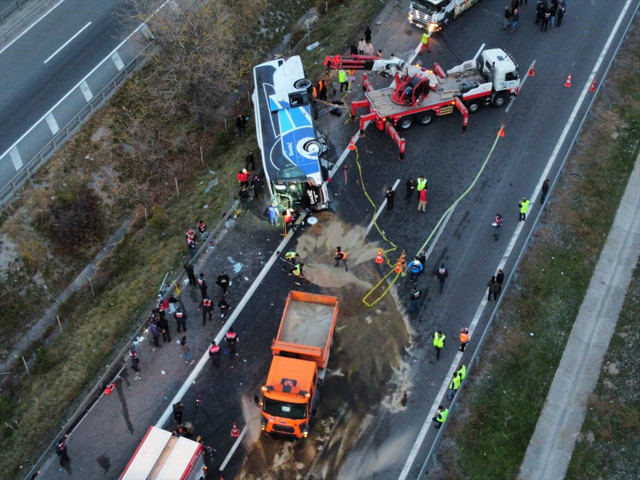Kahreden haber: TEM Otoyolu'nda yolcu otobüsü devrildi! Ölü ve yaralılar var - Resim: 4