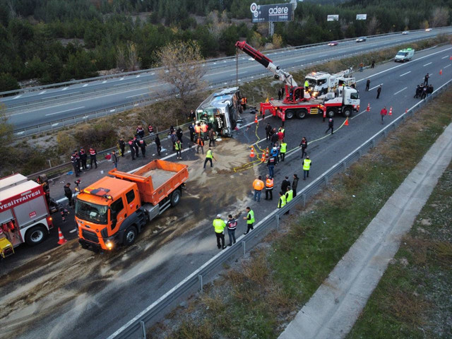 Kahreden haber: TEM Otoyolu'nda yolcu otobüsü devrildi! Ölü ve yaralılar var - Resim: 5