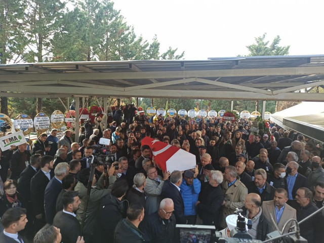 Hıncal Uluç'a veda! Duayen gazeteci son yolculuğuna uğurlandı! - Resim: 7