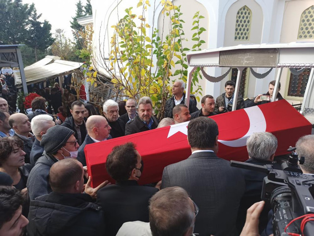 Hıncal Uluç'a veda! Duayen gazeteci son yolculuğuna uğurlandı! - Resim: 8