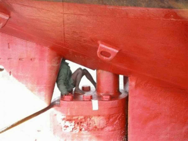 3 mültecinin bulunduğu yere bakın 11 gün geminin dümeninde aç susuz... - Resim: 3