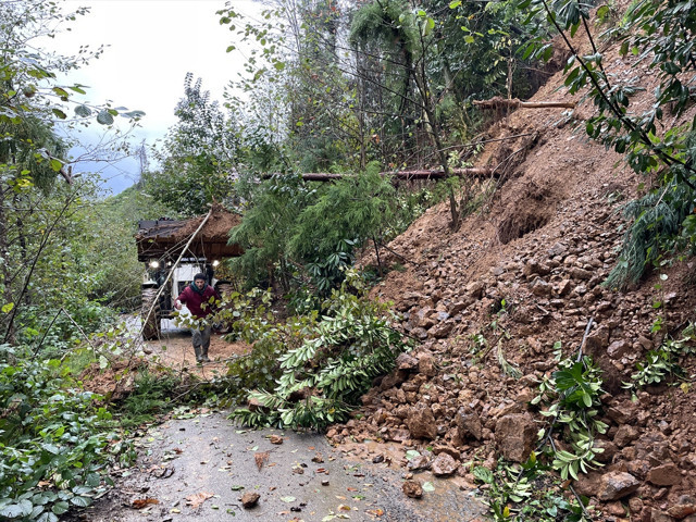 Rize'de heyelan oldu! Köy yolları ulaşıma kapandı - Resim: 0