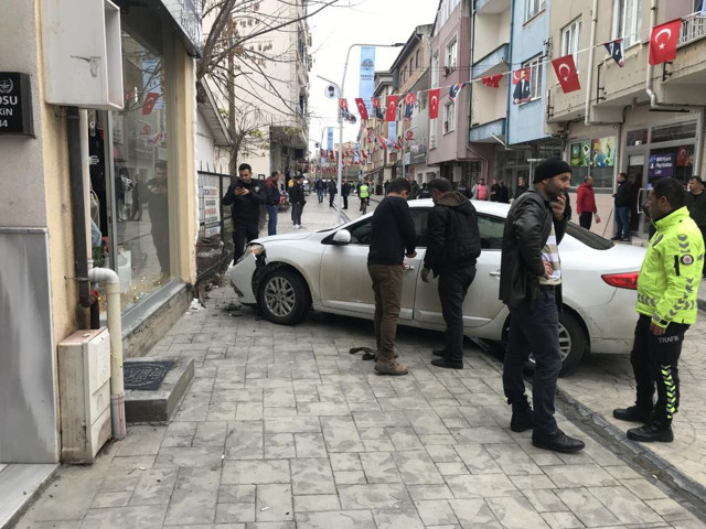 Fren yerine gaza bastı dehşet saçtı! 2 kişiyi duvara sıkıştırdı - Resim: 0