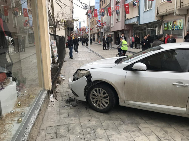 Fren yerine gaza bastı dehşet saçtı! 2 kişiyi duvara sıkıştırdı - Resim: 1