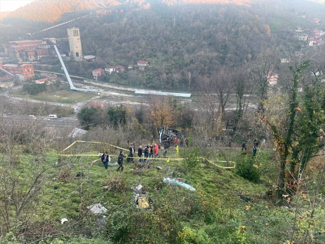 Zonguldak'ta öğrenci servisi devrildi! Ölü ve çok sayıda yaralı var - Resim: 0