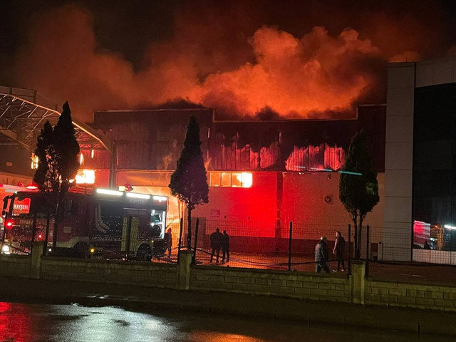 Kayseri'de çelik kapı fabrikasında korkutan yangın! 4 saat sonra kontrol altına alındı - Resim: 0