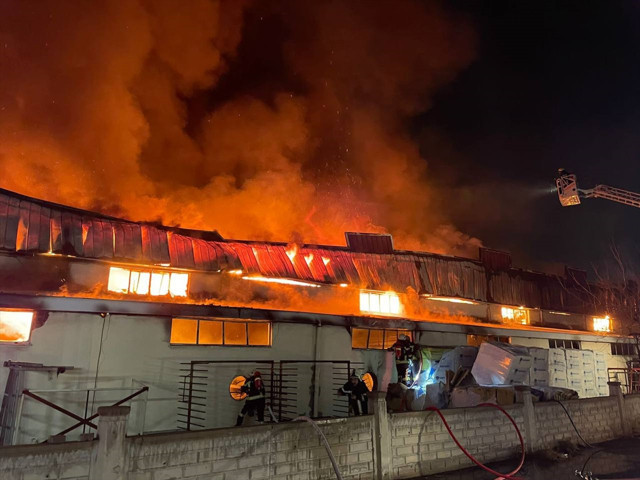 Kayseri'de çelik kapı fabrikasında korkutan yangın! 4 saat sonra kontrol altına alındı - Resim: 2