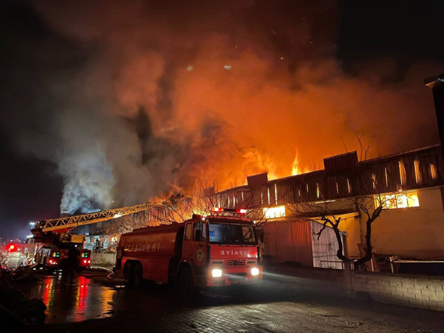 Kayseri'de çelik kapı fabrikasında korkutan yangın! 4 saat sonra kontrol altına alındı - Resim: 3