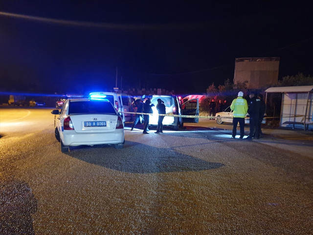 Polisin 'dur' ihtarına ateşle karşılık verdiler, kaza yaptılar! 1 ölü, 2 yaralı - Resim: 1