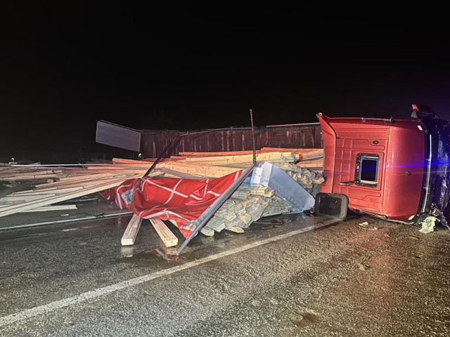 Tır devrildi: Kastamonu-Sinop kara yolu ulaşıma kapandı - Resim: 1